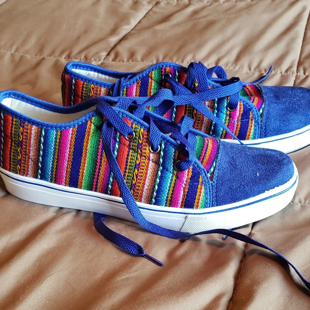 Tennis shoes